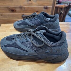 New Adidas Yeezy Boost 700 Utility Black US 10